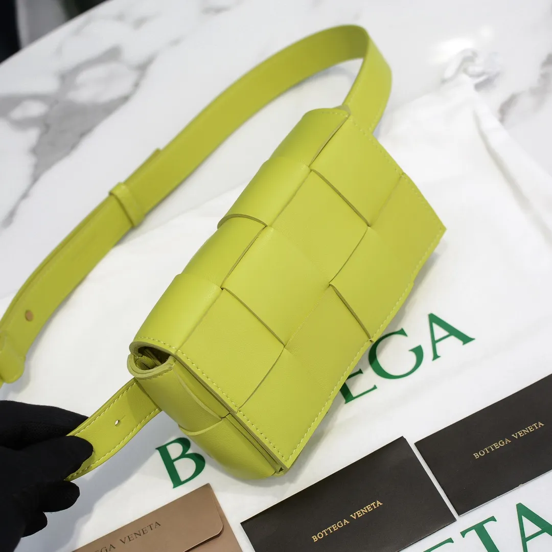 #𝐓𝐇𝐄 𝐁𝐄𝐋𝐓 𝐂𝐀𝐒𝐒𝐄𝐓𝐓𝐄 Checkered waist bag🔻 The hot cassette has a new style. The lambskin material is very light and has the same high-grade touch as always. It can be used as a handbag, waist bag, crossbody, or shoulder bag. Small and exquisite but very easy to use, it is stress-free to install iPhone plus, 💄lipstick 🕶️sunglasses! It continues the square shape of the cassette bag and does not deform after loading. It has a very concave shape! 【6815#】 Size: 17.5*9.5*5cm